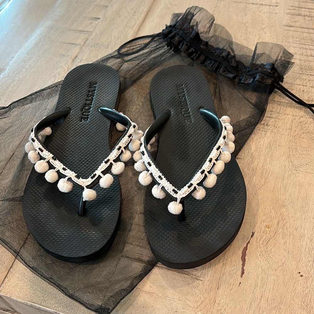 Pom Pom sandals